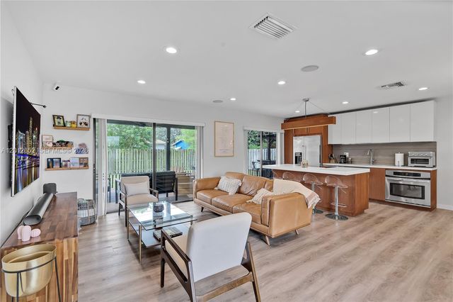 8610 NW 25th St, Sunrise, FL 33322