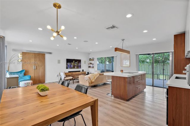 8610 NW 25th St, Sunrise, FL 33322
