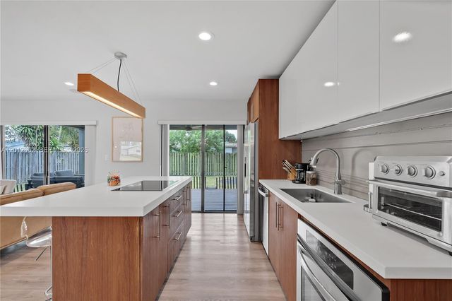 8610 NW 25th St, Sunrise, FL 33322