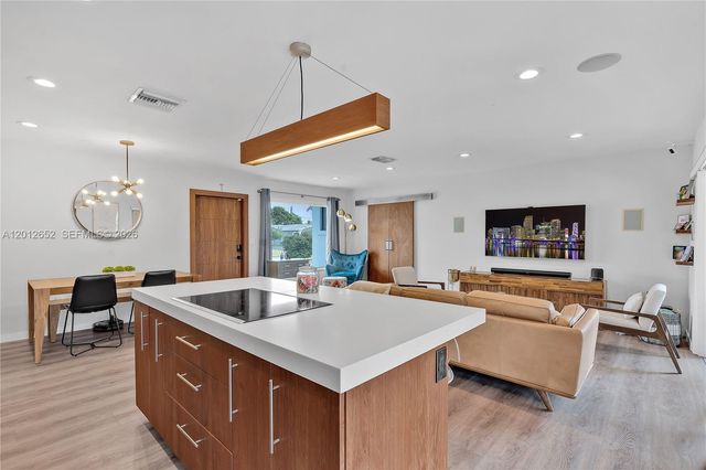 8610 NW 25th St, Sunrise, FL 33322