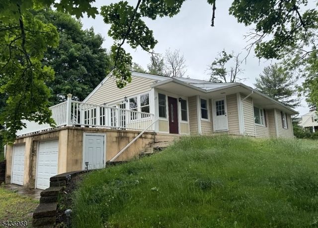 125 Hillcrest Dr, Milford Boro, NJ 08848