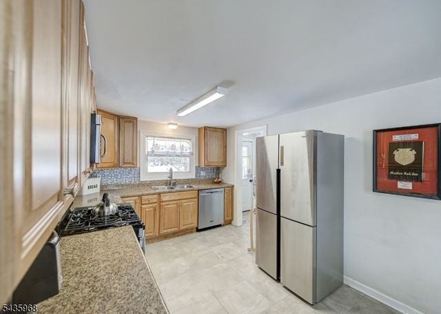125 Hillcrest Dr, Milford Boro, NJ 08848