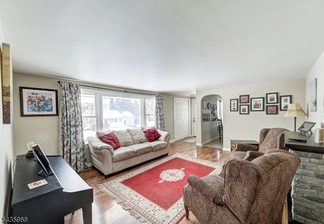 125 Hillcrest Dr, Milford Boro, NJ 08848