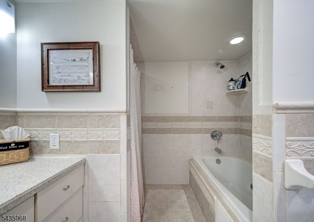125 Hillcrest Dr, Milford Boro, NJ 08848