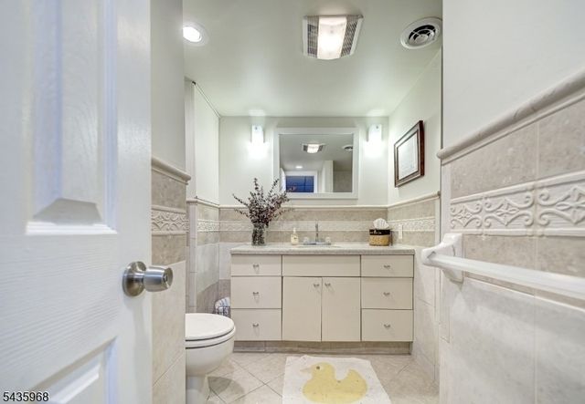 125 Hillcrest Dr, Milford Boro, NJ 08848