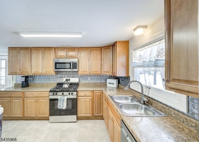 125 Hillcrest Dr, Milford Boro, NJ 08848
