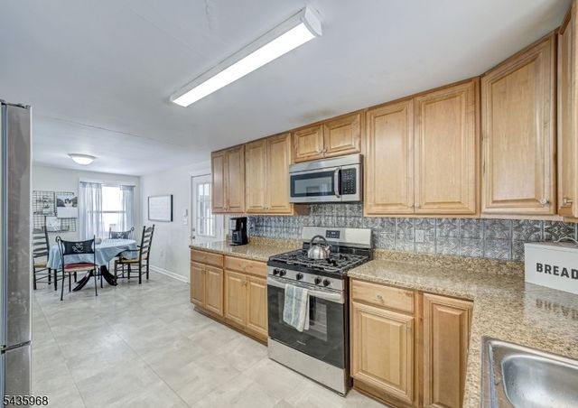 125 Hillcrest Dr, Milford Boro, NJ 08848