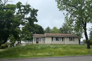 125 Hillcrest Dr, Milford Boro, NJ 08848