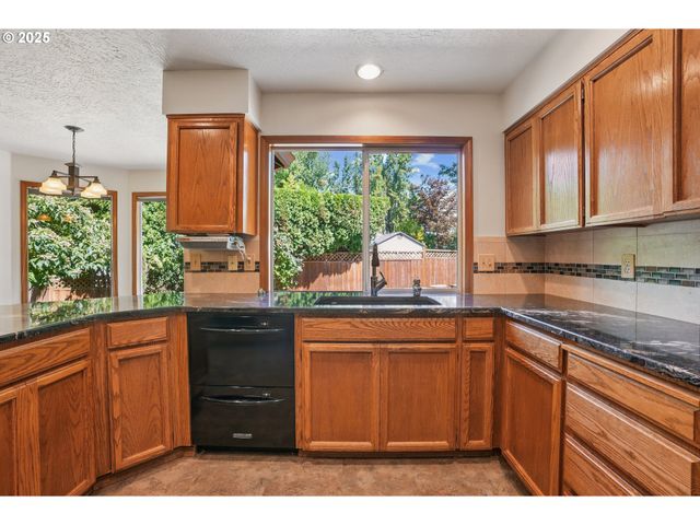 704 Se GREENWAY Dr, Gresham, OR 97080