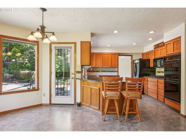 704 Se GREENWAY Dr, Gresham, OR 97080