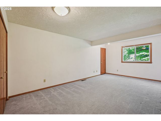 704 Se GREENWAY Dr, Gresham, OR 97080