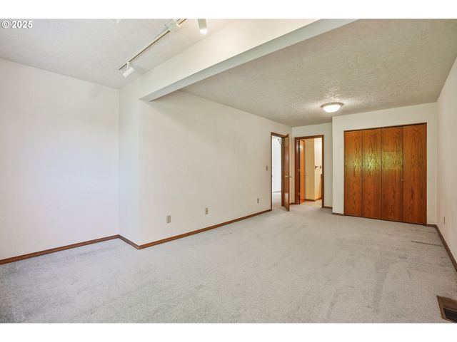 704 Se GREENWAY Dr, Gresham, OR 97080