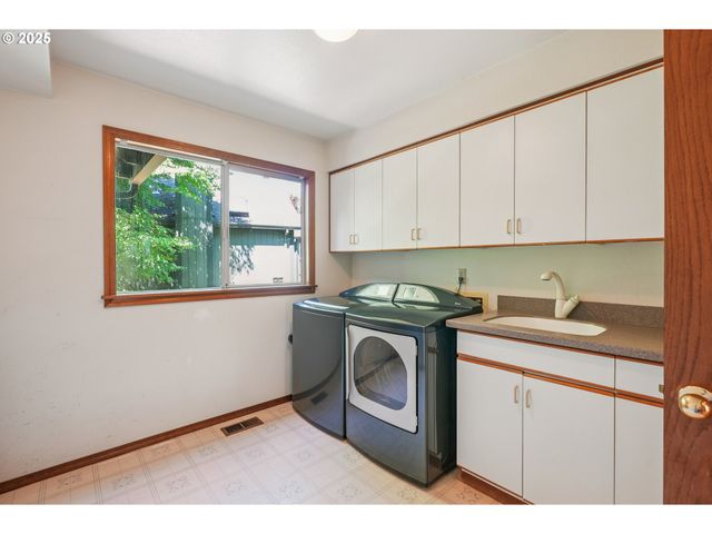 704 Se GREENWAY Dr, Gresham, OR 97080