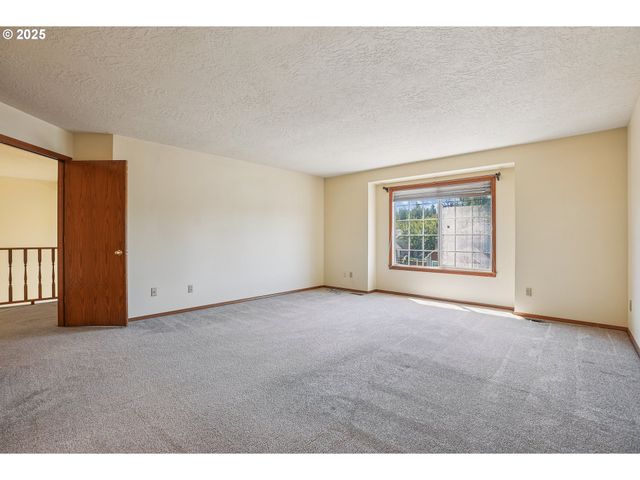 704 Se GREENWAY Dr, Gresham, OR 97080