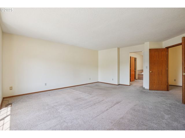 704 Se GREENWAY Dr, Gresham, OR 97080