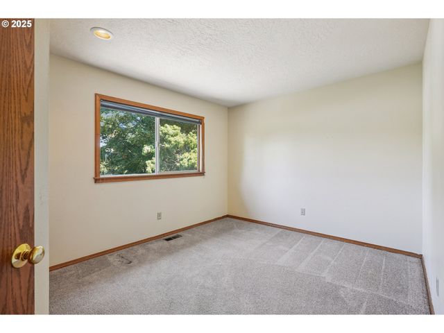 704 Se GREENWAY Dr, Gresham, OR 97080