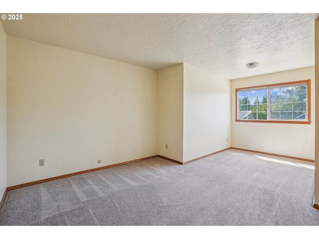 704 Se GREENWAY Dr, Gresham, OR 97080