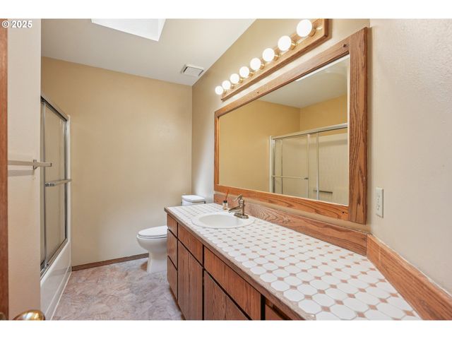 704 Se GREENWAY Dr, Gresham, OR 97080