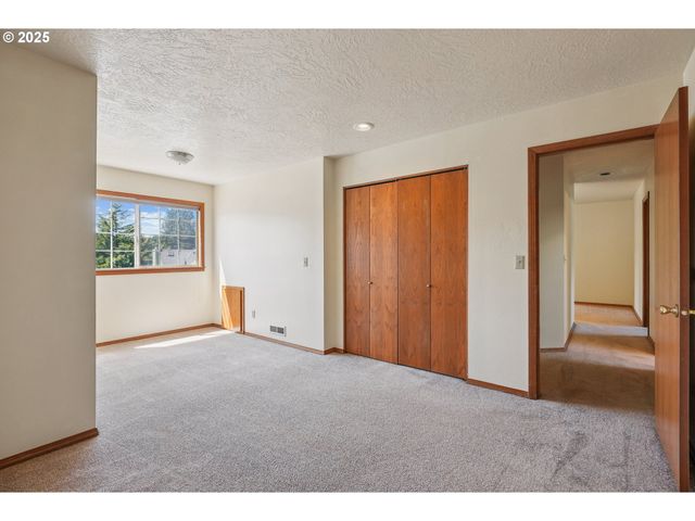 704 Se GREENWAY Dr, Gresham, OR 97080