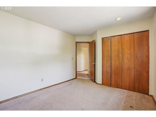 704 Se GREENWAY Dr, Gresham, OR 97080