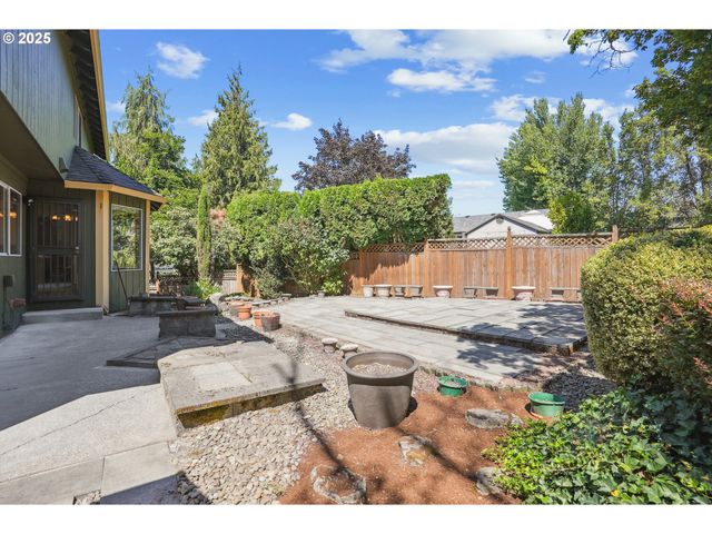 704 Se GREENWAY Dr, Gresham, OR 97080