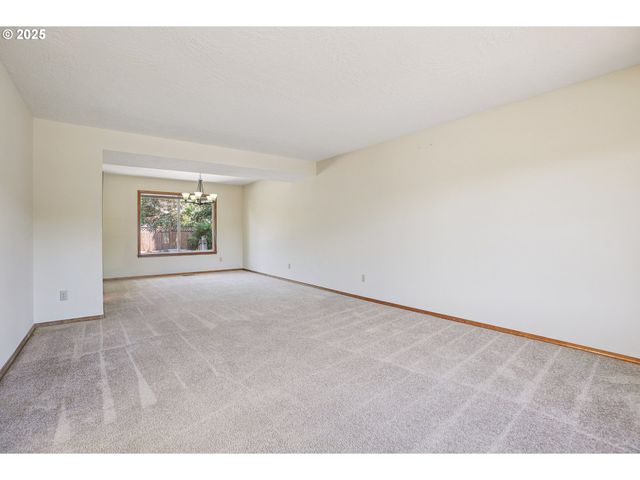 704 Se GREENWAY Dr, Gresham, OR 97080