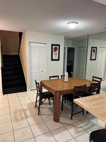 1562 Shaker Circle, Wellington, FL 33414