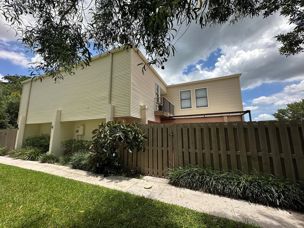 1562 Shaker Circle, Wellington, FL 33414