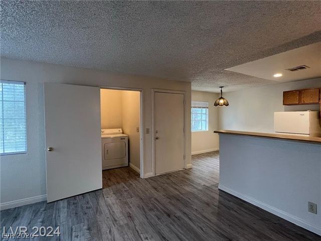 1872 Cosmic Drive, Las Vegas, NV 89115