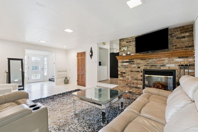 1132 W Ridgeway Avenue, Waterloo, IA 50701