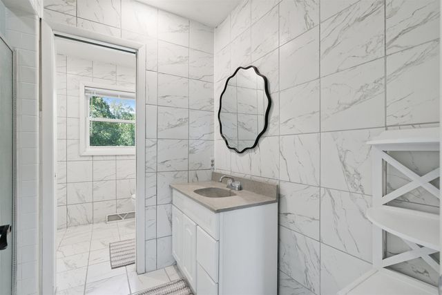 1132 W Ridgeway Avenue, Waterloo, IA 50701