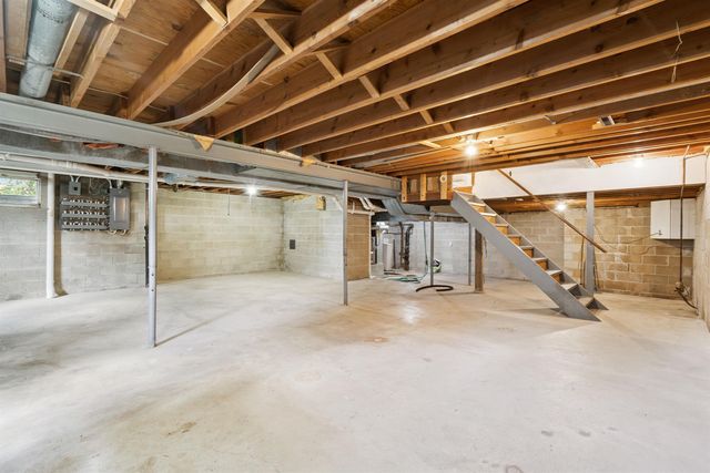 1132 W Ridgeway Avenue, Waterloo, IA 50701