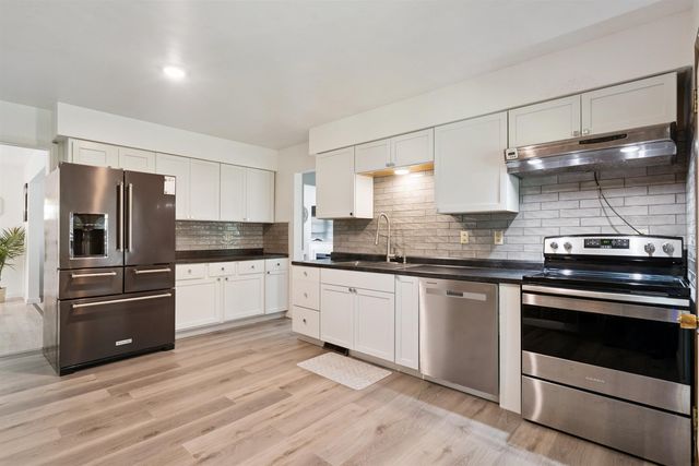 1132 W Ridgeway Avenue, Waterloo, IA 50701