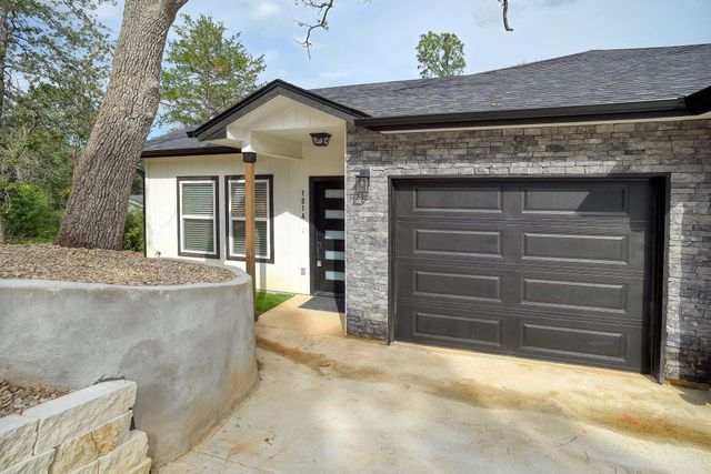 121 S Kanaio DR, Bastrop, TX 78602