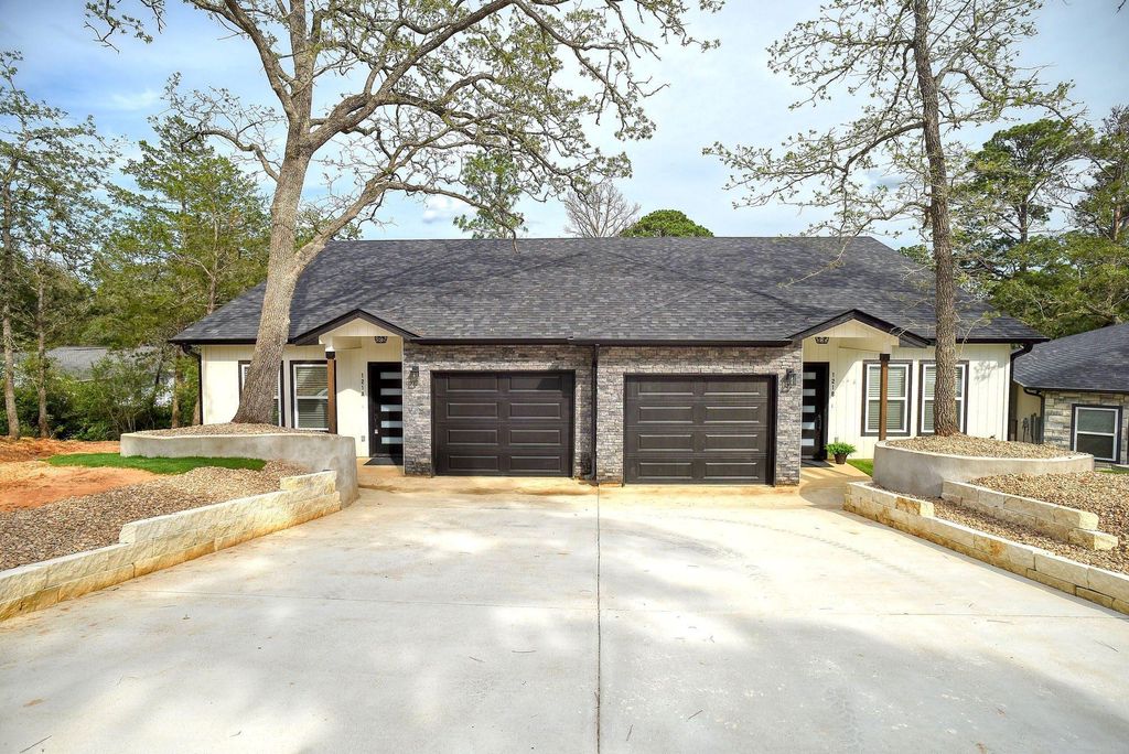 121 S Kanaio DR, Bastrop, TX 78602