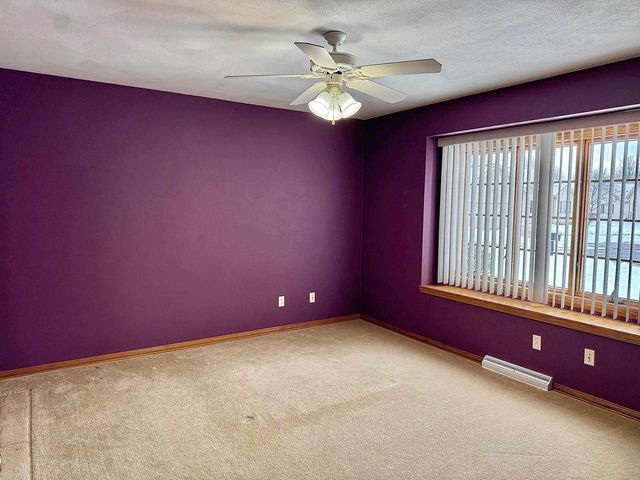 525 W WAYFARER COURT, Appleton, WI 54913