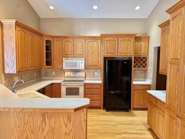 525 W WAYFARER COURT, Appleton, WI 54913