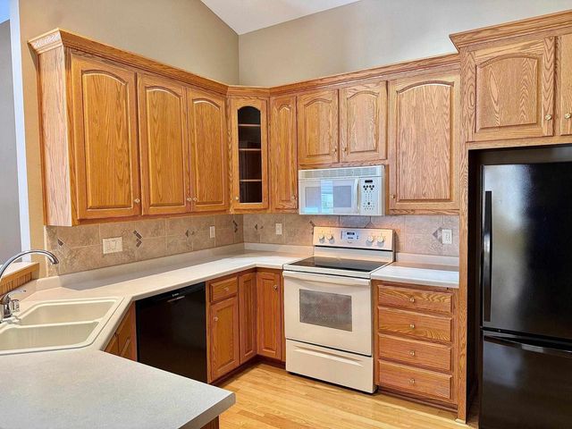 525 W WAYFARER COURT, Appleton, WI 54913