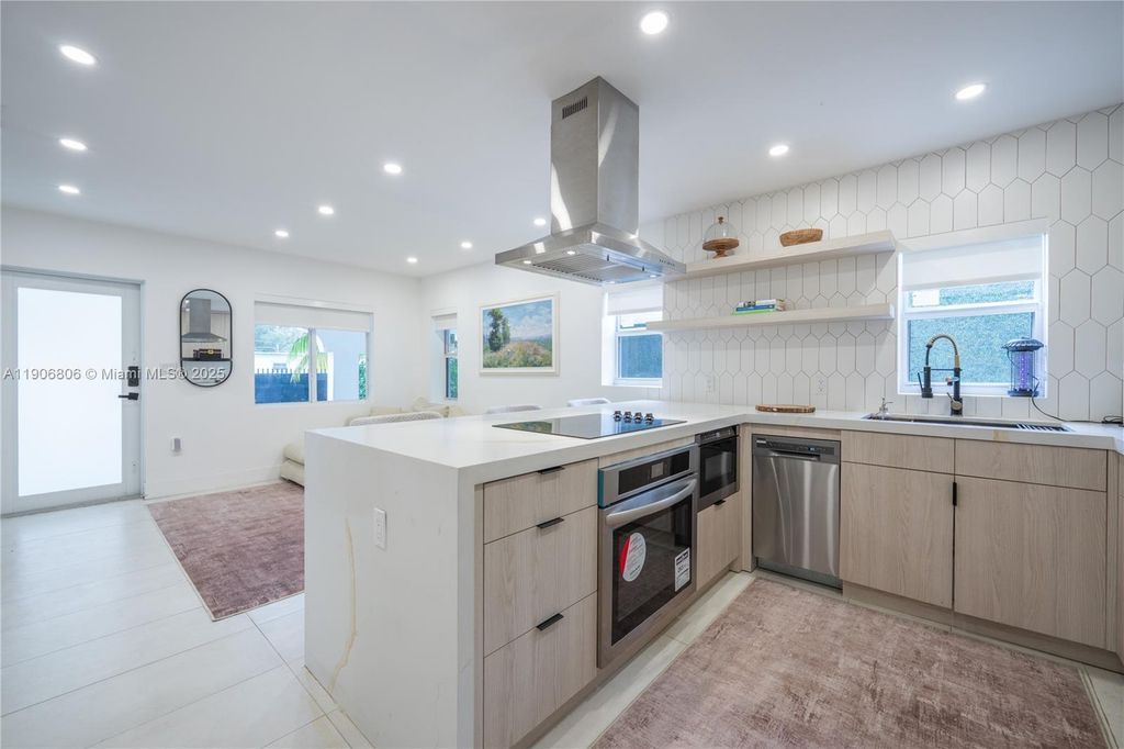 545 NW 47th St, Miami, FL 33127