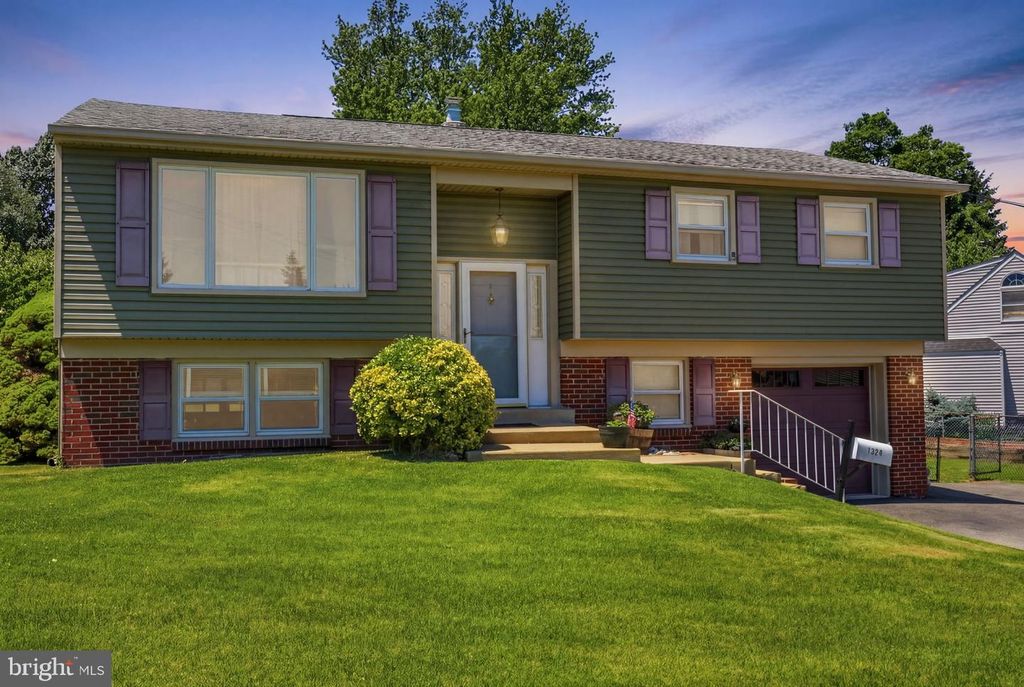 1320 NEVARC RD, Warminster, PA 18974