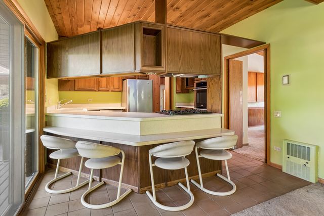 8607 W 93rd Place, Hickory Hills, IL 60457