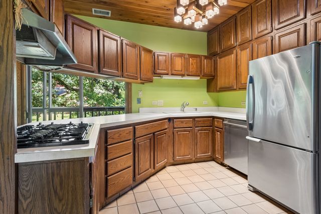 8607 W 93rd Place, Hickory Hills, IL 60457