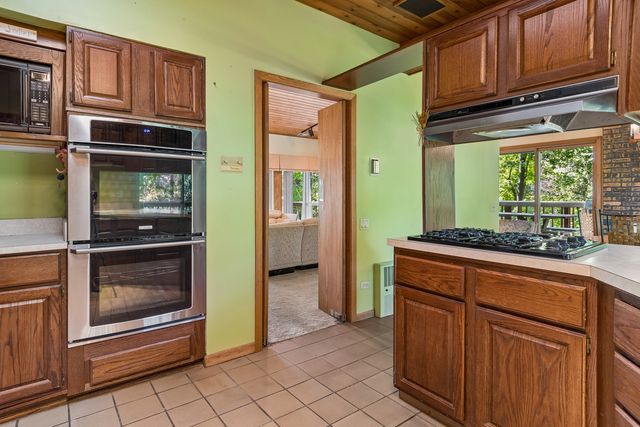 8607 W 93rd Place, Hickory Hills, IL 60457