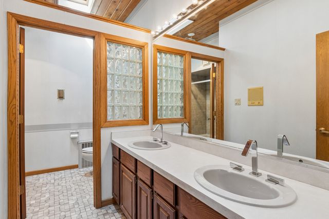 8607 W 93rd Place, Hickory Hills, IL 60457