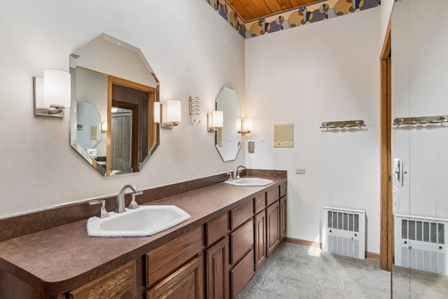8607 W 93rd Place, Hickory Hills, IL 60457