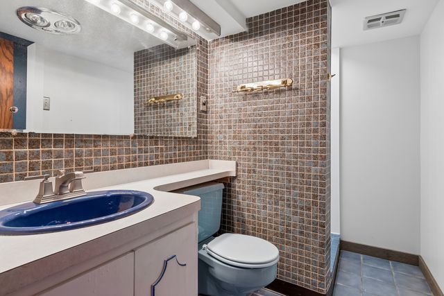 8607 W 93rd Place, Hickory Hills, IL 60457