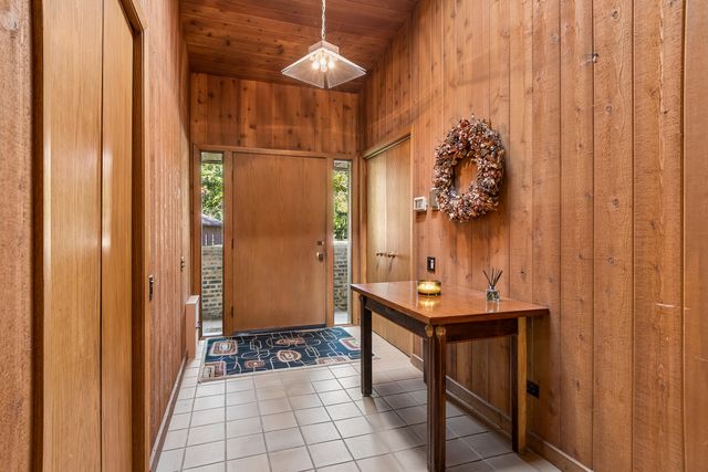 8607 W 93rd Place, Hickory Hills, IL 60457