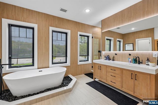 424 Ridgewood Avenue, Paramus, NJ 07652
