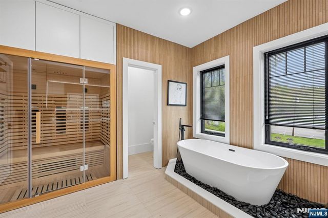 424 Ridgewood Avenue, Paramus, NJ 07652