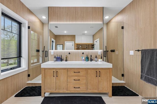 424 Ridgewood Avenue, Paramus, NJ 07652